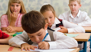 يبذل المعلمون جهدهم لزرع الثقة في نفوس التلاميذ