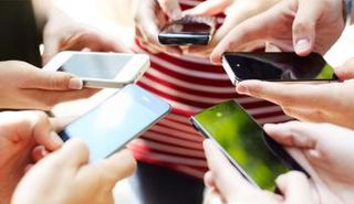 الرجال أكثر إدمانا للحديث عبر الهواتف