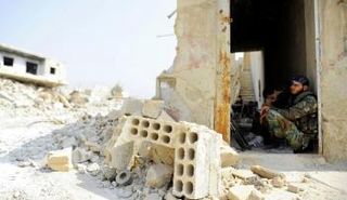 جندي تابع للجيش النظامي السوري على مدخل داريا