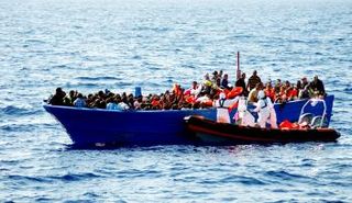 اللاجئون يعانون في رحلة الهجرة وحتى في أوطانهم البديلة