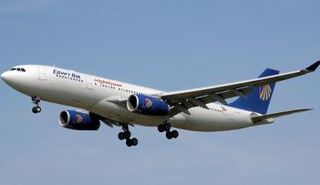 صورة أرشيفية لطائرة تابعة لشركة مصر للطيران (رويترز)