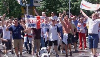 جماهير إنجلترا تثير القلق في فرنسا 