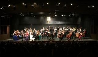 ويظهر مهرجان البستاني الدولي للموسيقى -في بيت مري في جبل لبنان- ترابط الموسيقى الكلاسيكية بالأعمال المسرحية