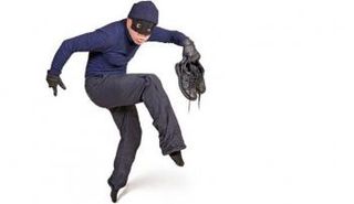 الحذاء قد يتسبب في سجن طالب جزائري فقير لمدة عام 