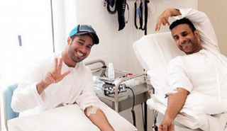 فايز السعيد يتلقى المحاليل الطبية بالمستشفى 