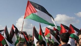 فلسطينيون يعتبرون أن إغلاق الحسابات جاء بضغط إسرائيلي