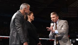 فنيس ماكمان يعلن أن شين وستيفاني سيديران عرض رو