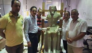 فريق مركز الترميم وفحص تمثال  منكاورع