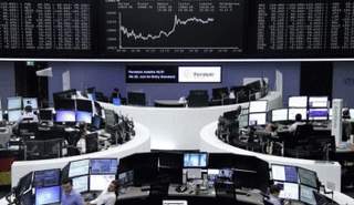 متعاملون في بورصة فرانكفورت بألمانيا