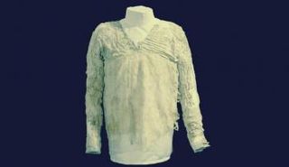 أقدم فستان عرفه العالم في متحف بيتري ببريطانيا 