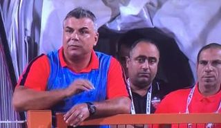 مدرب الأهلي الإماراتي يكشف سر طرده المتكرر من الملعب