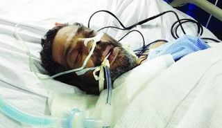 الفنان السعودي إبراهيم السويلم أثناء مكوثه في المستشفى