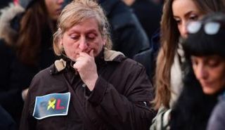 أحد السيدات تبكي ضحايا تفجيرات بروكسل