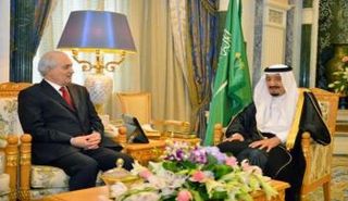 الملك سلمان بن عبدالعزيز مستقبلا مبعوث الرئيس عبدالعزيز بوتفليقة