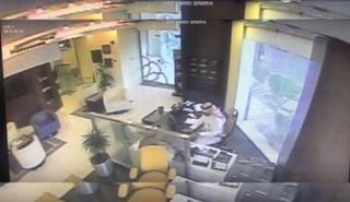 لحظة اقتحام السيارة للبنك