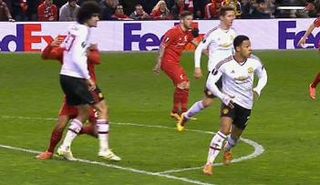 فيلايني يضرب ايمري كان بدون كرة