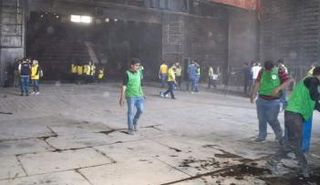 يتهيأ فنانون لتقديم أول عرض مسرحي في 19 مارس على 