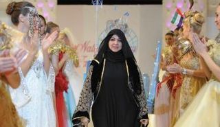 مصممة الأزياء الإماراتية منى المنصوري