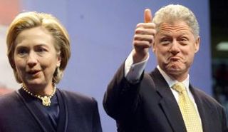 الرئيس الأمريكي الأسبق بيل كلينتون وزوجته