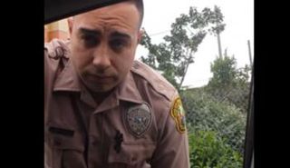 المرأة لاحقت الشرطي لعتابه على القيادة المتهورة