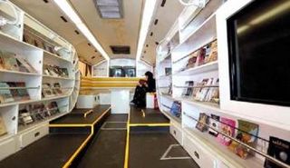 إحدى المكتبات المتنقلة التابعة لمؤسسة ثقافة بلا حدود