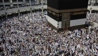 حجاج يطوفون حول الكعبة