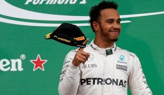 لويس هاميلتون سائق مرسيدس وبطل العالم لسباقات الفورمولا 1 