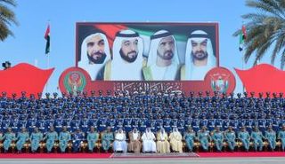 الشيخ سيف بن زايد آل نهيان يتوسط كبار المسؤولين والحضور والخريجين