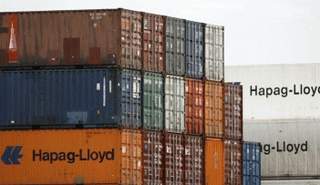 حاويات مملوكة لشركة هاباج-لويد الألمانية في ميناء في سنغافورة