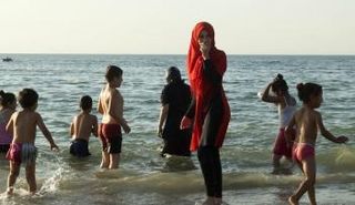 صورة أرشيفية لسيدة ترتدي 