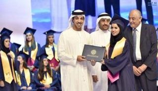 الشيخ منصور بن زايد يكرم طالبة بالمدرسة الأمريكية الدولية