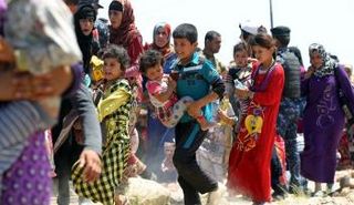 أسر عراقية هربت من القتال في الفلوجة (أ ف ب)