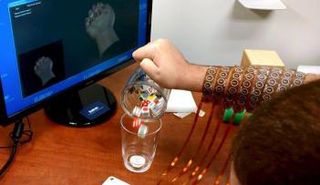 جهاز تحريك اليدين لمرضي الشلل الرباعي