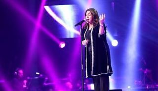 المشاركة المغربية أثناء فقرة غنائية بالقفطان المغربي في برنامج "ذا فويس"
