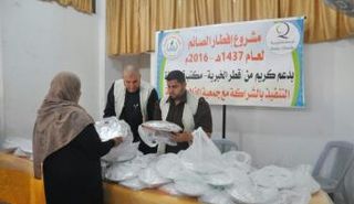 جانب من توزيع وجبات الإفطار الرمضانية