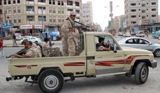 جنود الجيش اليمني بدوريات في شوارع حي المنصورة في عدن