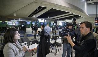 صحفيون وإعلاميون في مطار شارل ديجول (رويترز)