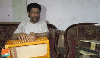  الرجل الكفيف سمير جابر مع بعض منتجاته من البامبو