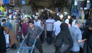  -  تأمل حكومة روحاني في أن يؤدي رفع العقوبات إلى جذب ما بين 30 و50 مليار دولار سنويا كاستثمارات.