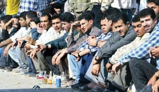 البطالة خطر يهدد الشباب