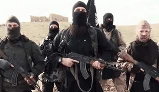 الدواعش يستخدمون المختطفين دروعا بشرية لتأمين تحركاتهم