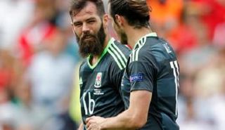 ليدلي مع زميله بيل في منتخب ويلز 