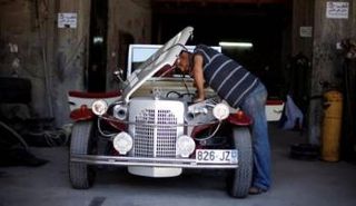 الفلسطيني منير الشندي يراجع اختراعه