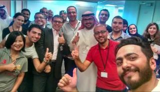 الفنان تامر حسني يلتقط سيلفي مع أسرة تحرير بوابة العين الإخبارية