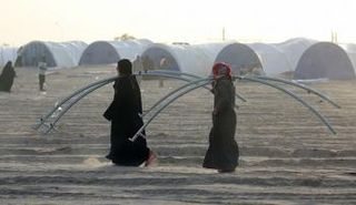 عائلات وجدت نفسها ضائعة في العراء بينما تحتجز السلطات الرجال للتدقيق الأمني  