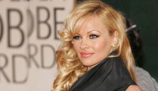  الممثلة وعارضة الأزياء الشهيرة 