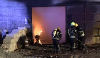  فرق الدفاع المدني أخمدت الحريق ومنعت إمتداده