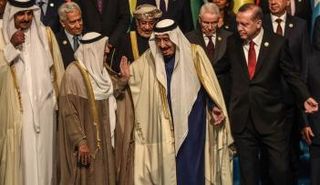 العاهل السعودي لدي دخولة إلى مقر اجتماعات القمة