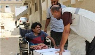 تسليم الإعانات من الهلال الأحمر الإماراتى لمعاقى المكلا