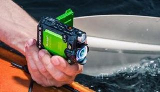 الكاميرا مزودة بعدسة واسعة للغاية (13.9 مم) تتيح نطاق رؤية 209 درجة